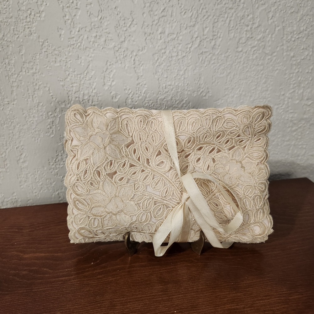 Stylish cream lace foldable jewelry pouch organizer